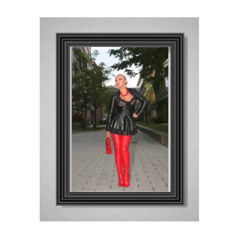 Poster Lady Vanessa mit Roten Overknees und heißen Lederkleid